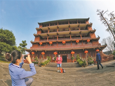  游客在廣州博物館前拍照留念。